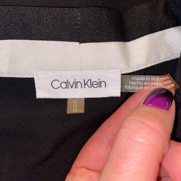 ♥️ Calvin Klein Black and White V-Neck Blouse Size M - Picture 7 of 10